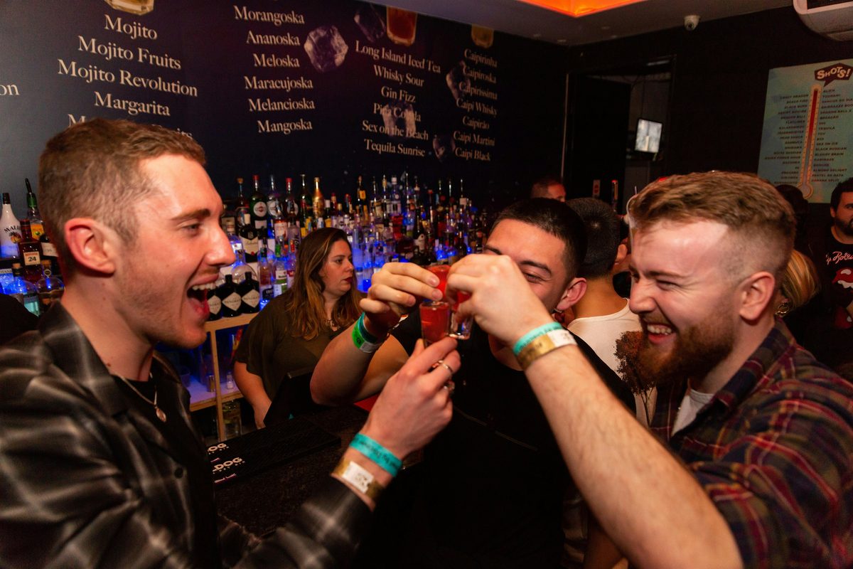 Portimão Crawl: A night with 6Drinks, Games & VIP Club Entry